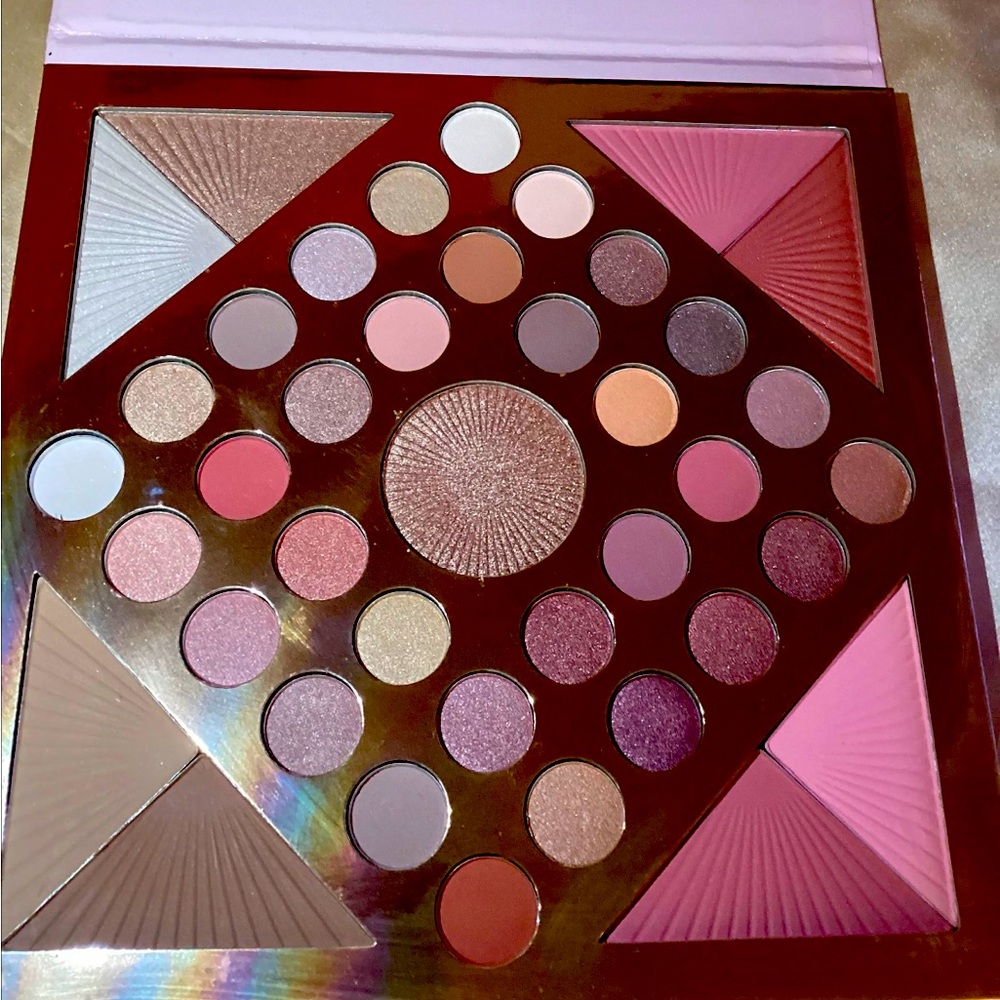 NEW Nicole Miller Blushing Neutrals All Over Face Pallet